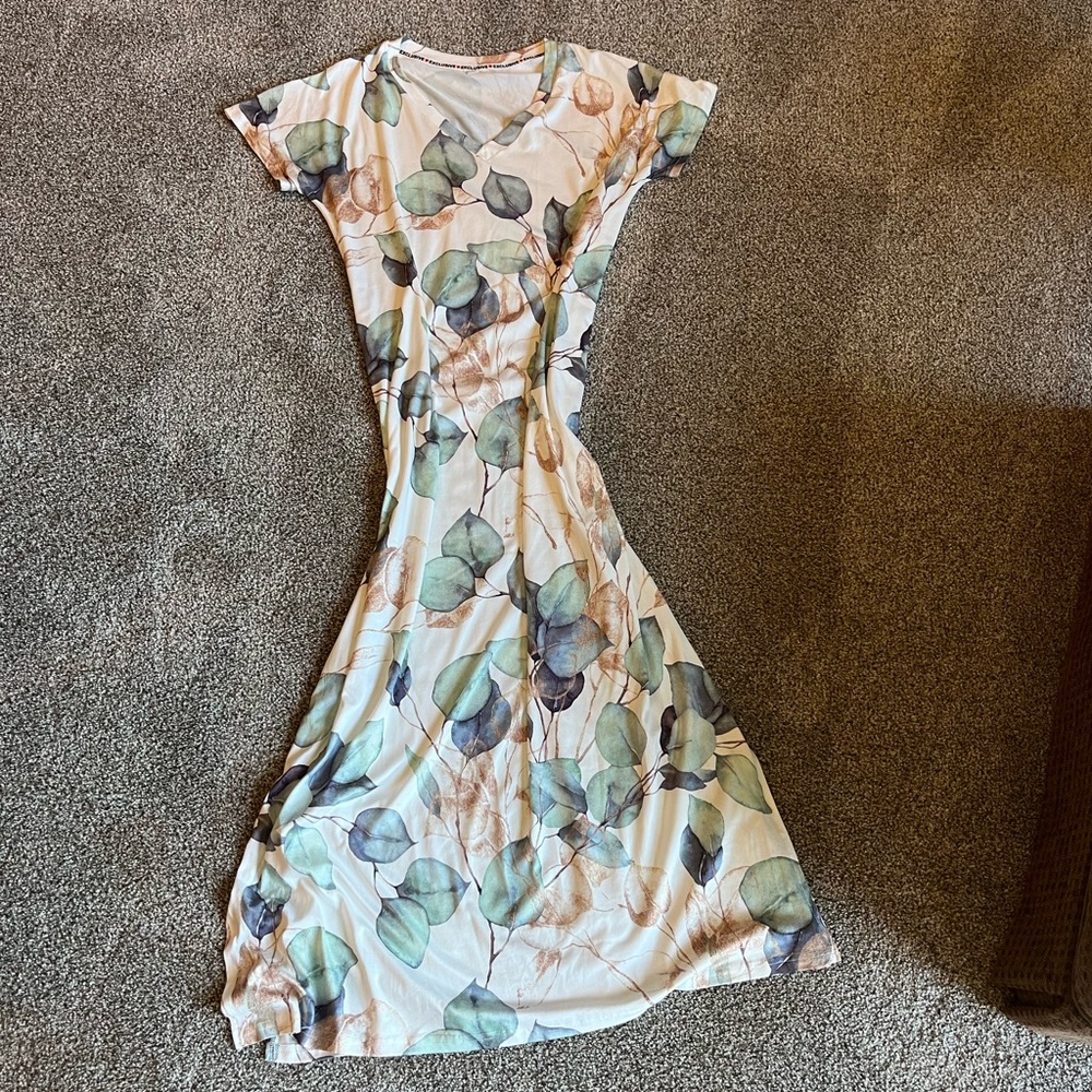 Women’s maxi dress size Medium. Super soft wear straight / belt it. Leaf pattern